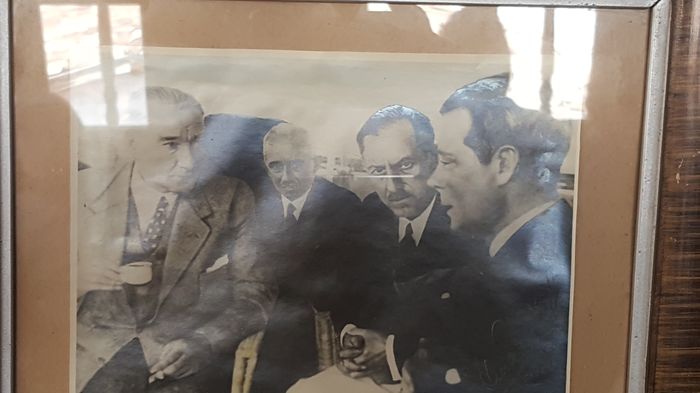 Elifleri ve diğer harfleri üçer arşın yüksekliğindedir